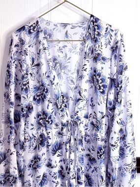 🆓 $0 WITH PURCHASE - Blue White Floral Beach Cover Up Lightweight Resort Wear